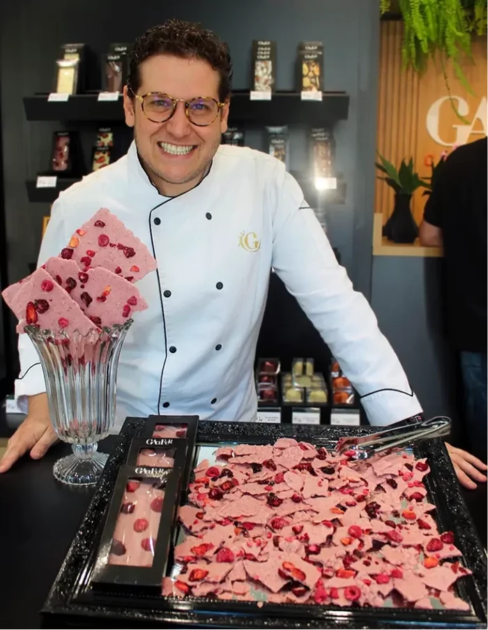 Gabriel Bonetto Bampi apresentando chocolates GAaFeR